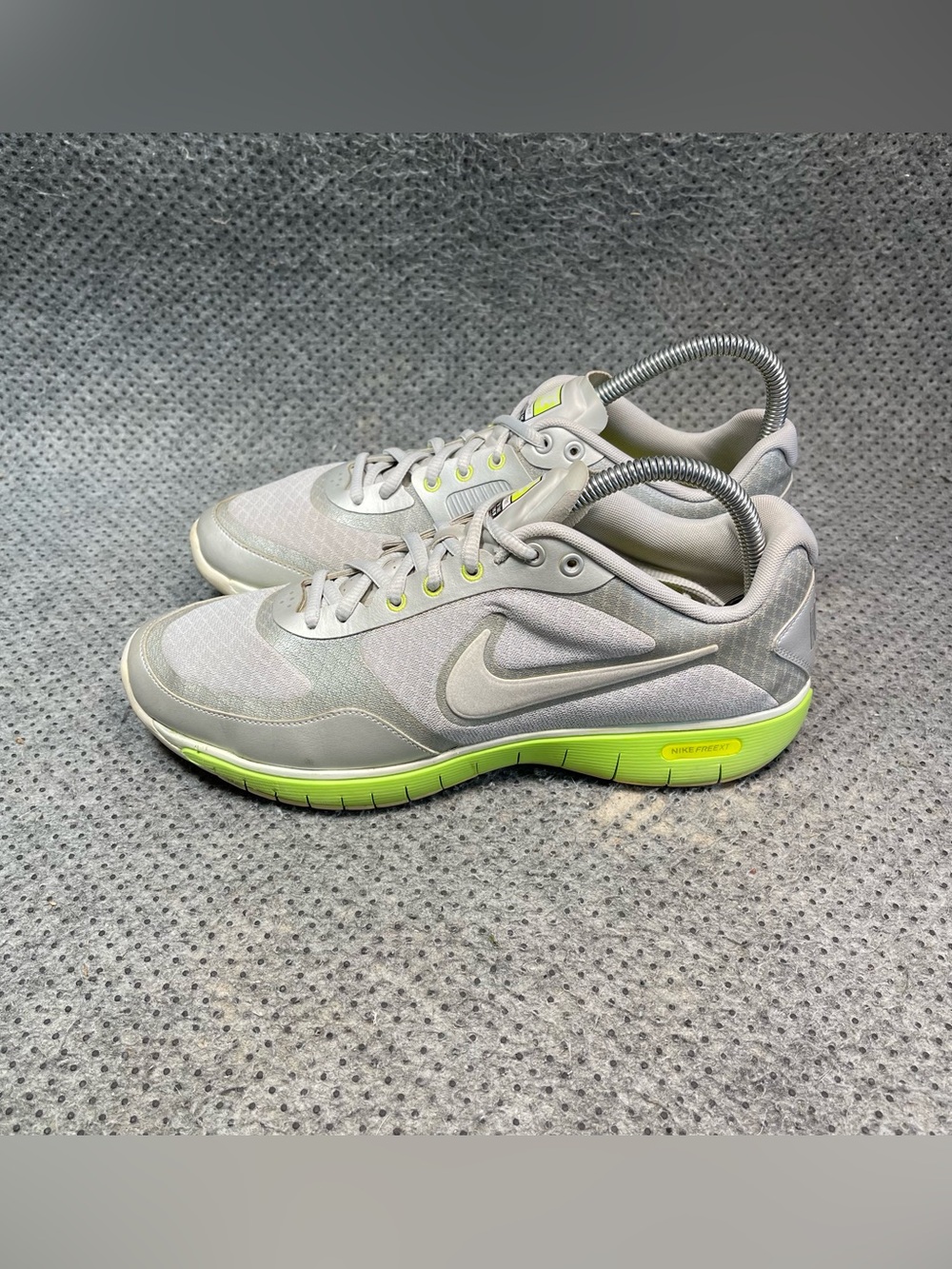 Nike Everyday Fit Silver Neon Running Shoes Size 9 Women’s